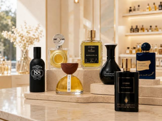 Fragrance can be much more than something pleasant to wear. A carefully chosen perfume can become part of personal style, evoke memories, create a particular mood, and introduce its wearer to ingredients and compositions they may never have encountered before. For fragrance enthusiasts interested in moving beyond mainstream designer releases, Niche Story Perfume DE offers a curated destination centered on niche and luxury perfumery. Based in Munich, Germany, Niche Story presents fragrances from a varied selection of perfume houses. Its online shop includes scents for women, men, and those seeking unisex compositions, alongside new arrivals, best sellers, discovery options, exclusive releases, and special offers. The emphasis is firmly on discovering distinctive perfume houses and exploring fragrance as an individual experience.