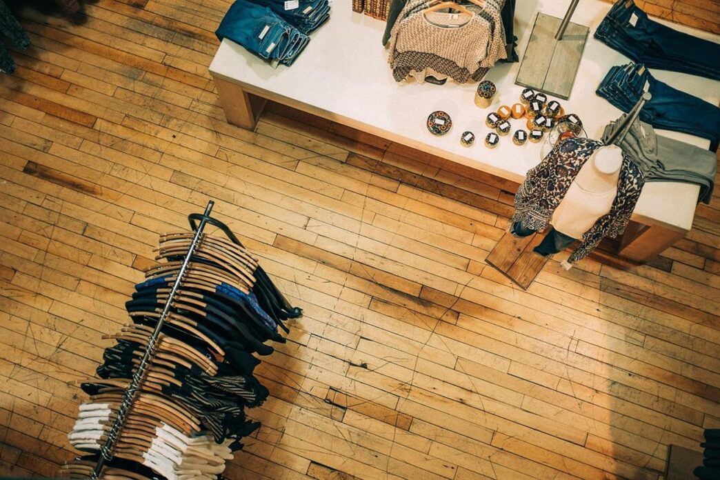 Intersport Theo Tol is al lange tijd een hoeksteen voor sportliefhebbers in Volendam en combineert vertrouwde internationale sportmerken met de warmte van een lokale winkel met een gemeenschapsgerichte focus. Met een reputatie die is gebaseerd op expertise, persoonlijke service en een breed productaanbod, blijft de winkel zich onderscheiden als meer dan alleen een sportwinkel.
