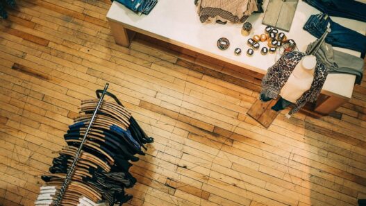 Intersport Theo Tol is al lange tijd een hoeksteen voor sportliefhebbers in Volendam en combineert vertrouwde internationale sportmerken met de warmte van een lokale winkel met een gemeenschapsgerichte focus. Met een reputatie die is gebaseerd op expertise, persoonlijke service en een breed productaanbod, blijft de winkel zich onderscheiden als meer dan alleen een sportwinkel.