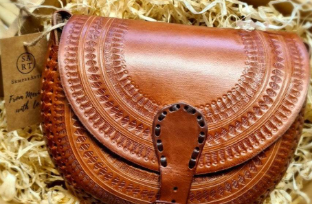 Akcesoria modowe są istotną częścią osobistego stylu, pomagają ludziom wyrazić swoją osobowość, jednocześnie dodając funkcjonalności codziennym strojom. Wśród tych akcesoriów torebki skórzane pozostają popularnym wyborem ze względu na ich ponadczasowy wygląd, wszechstronność i trwałość. Torebki-skorzane.pl to polski sklep internetowy specjalizujący się w skórzanych torebkach, portfelach, modnych akcesoriach oraz markowych produktach dla kobiet i mężczyzn. Dzięki różnorodnej ofercie stylów, materiałów i kolorów Torebki-skorzane.pl oferuje klientom możliwość odkrycia akcesoriów odpowiednich do pracy, zakupów, podróży i na specjalne okazje.