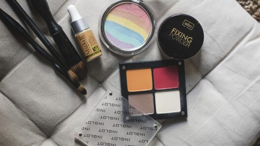 Neve Cosmetics è un marchio di bellezza italiano noto per i suoi prodotti make-up naturali, cruelty-free e innovativi. L'azienda si concentra sulla combinazione di ingredienti di alta qualità con collezioni di colori creative, offrendo cosmetici delicati sulla pelle ed espressivi. Con un forte impegno per la bellezza etica, Neve Cosmetics è diventato popolare tra gli appassionati di make-up che apprezzano la sostenibilità, le prestazioni e la creatività.