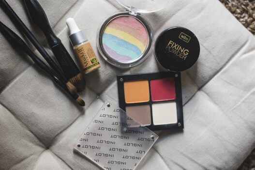 Neve Cosmetics è un marchio di bellezza italiano noto per i suoi prodotti make-up naturali, cruelty-free e innovativi. L'azienda si concentra sulla combinazione di ingredienti di alta qualità con collezioni di colori creative, offrendo cosmetici delicati sulla pelle ed espressivi. Con un forte impegno per la bellezza etica, Neve Cosmetics è diventato popolare tra gli appassionati di make-up che apprezzano la sostenibilità, le prestazioni e la creatività.