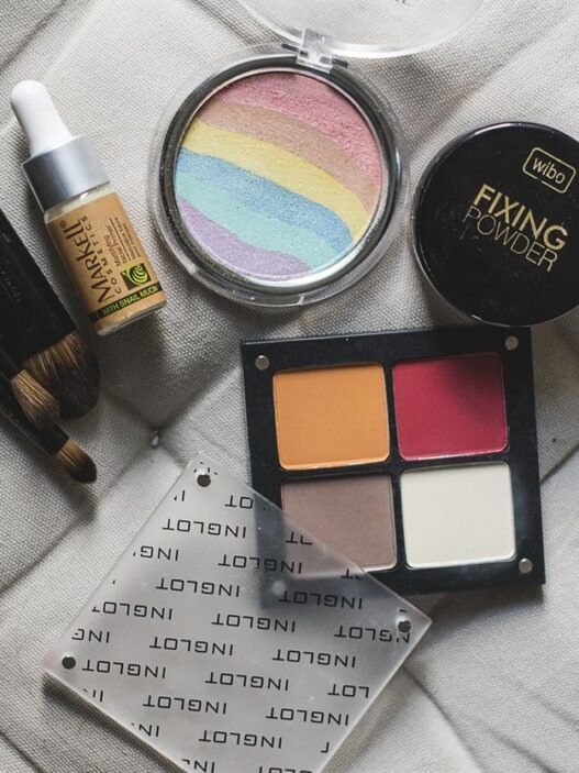 Neve Cosmetics è un marchio di bellezza italiano noto per i suoi prodotti make-up naturali, cruelty-free e innovativi. L'azienda si concentra sulla combinazione di ingredienti di alta qualità con collezioni di colori creative, offrendo cosmetici delicati sulla pelle ed espressivi. Con un forte impegno per la bellezza etica, Neve Cosmetics è diventato popolare tra gli appassionati di make-up che apprezzano la sostenibilità, le prestazioni e la creatività.