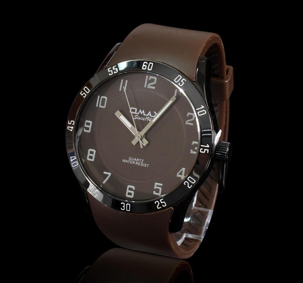 Suunto è un marchio riconosciuto a livello globale, noto per la produzione di orologi sportivi ad alte prestazioni, strumenti subacquei, bussole e attrezzature per attività all'aperto. Fondata in Finlandia, Suunto si è guadagnata una reputazione di precisione, durata e innovazione, rendendo i suoi prodotti popolari tra atleti, esploratori e appassionati di attività all'aria aperta in tutto il mondo. Con oltre 90 anni di innovazione alle spalle, Suunto continua a progettare tecnologie che aiutano le persone a esplorare, allenarsi e superare i propri limiti in ambienti impegnativi.