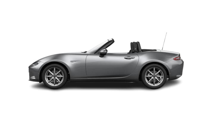 Silberner Roadster mit geöffnetem Verdeck in Seitenansicht vor weißem Hintergrund