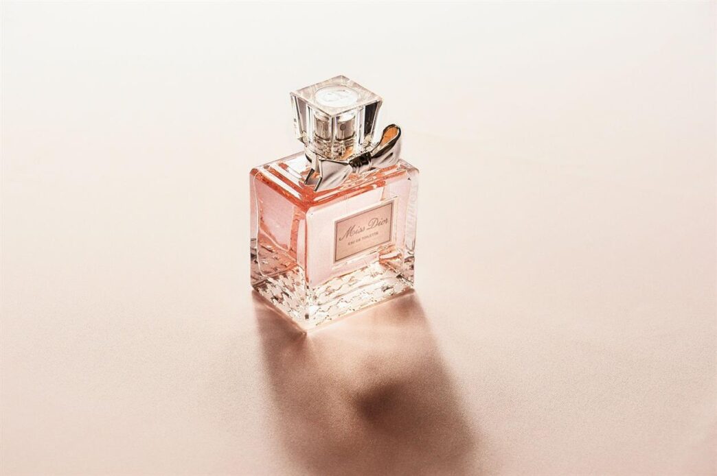 Papique è una profumeria di nicchia online che riunisce alcune delle fragranze più esclusive e artistiche al mondo. Conosciuta come la "Repubblica dei Profumi", Papique offre una collezione accuratamente selezionata di fragranze di lusso create da rinomati maestri profumieri e case di profumeria uniche. La piattaforma è pensata per gli amanti dei profumi che apprezzano fragranze rare e di alta qualità e desiderano esplorare profumi al di là dei marchi più diffusi. Con spedizioni in tutto il mondo, pagamenti sicuri e una raffinata selezione di profumi, Papique offre un'elegante esperienza online per scoprire fragranze eccezionali.