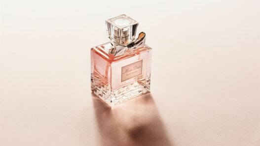 Papique è una profumeria di nicchia online che riunisce alcune delle fragranze più esclusive e artistiche al mondo. Conosciuta come la "Repubblica dei Profumi", Papique offre una collezione accuratamente selezionata di fragranze di lusso create da rinomati maestri profumieri e case di profumeria uniche. La piattaforma è pensata per gli amanti dei profumi che apprezzano fragranze rare e di alta qualità e desiderano esplorare profumi al di là dei marchi più diffusi. Con spedizioni in tutto il mondo, pagamenti sicuri e una raffinata selezione di profumi, Papique offre un'elegante esperienza online per scoprire fragranze eccezionali.