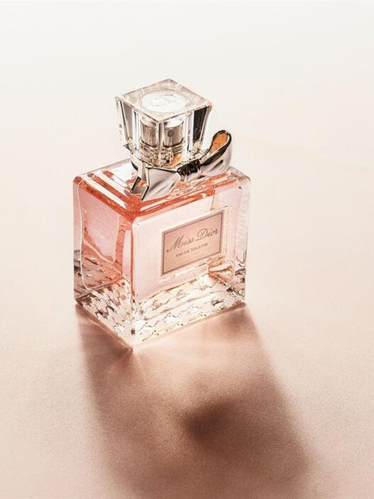 Papique è una profumeria di nicchia online che riunisce alcune delle fragranze più esclusive e artistiche al mondo. Conosciuta come la "Repubblica dei Profumi", Papique offre una collezione accuratamente selezionata di fragranze di lusso create da rinomati maestri profumieri e case di profumeria uniche. La piattaforma è pensata per gli amanti dei profumi che apprezzano fragranze rare e di alta qualità e desiderano esplorare profumi al di là dei marchi più diffusi. Con spedizioni in tutto il mondo, pagamenti sicuri e una raffinata selezione di profumi, Papique offre un'elegante esperienza online per scoprire fragranze eccezionali.